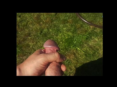 ❤️ Keçika germ di bexçeyek havînê de pisîka xwe ya pembe diqelişe û bi şuştinê dixe. ☑ Tenê porno li me ku.com-pornzog.ru ❌️❤